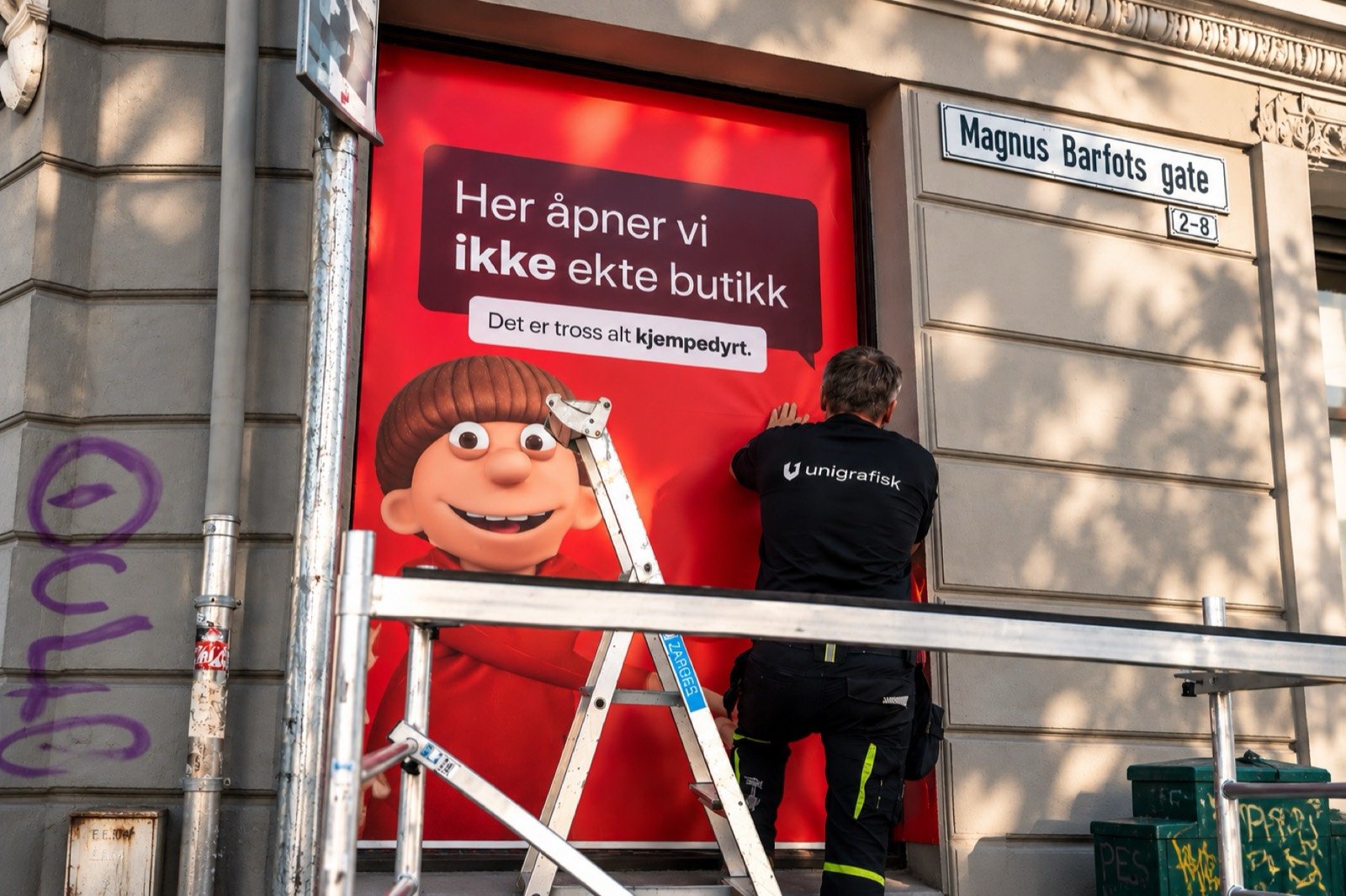 Montør på stige ved vinduet