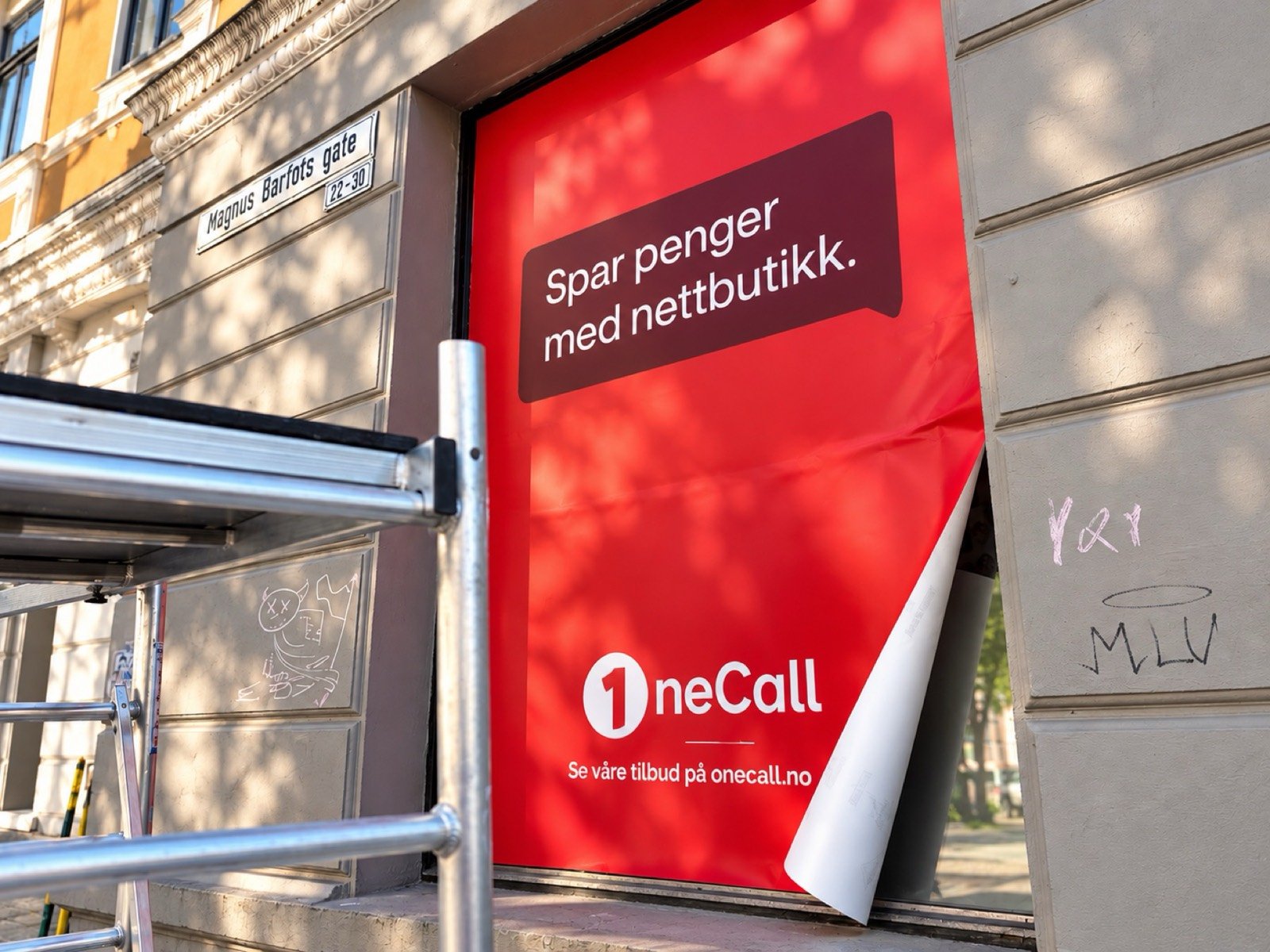 Ferdig foliert vindu med OneCall-budskap