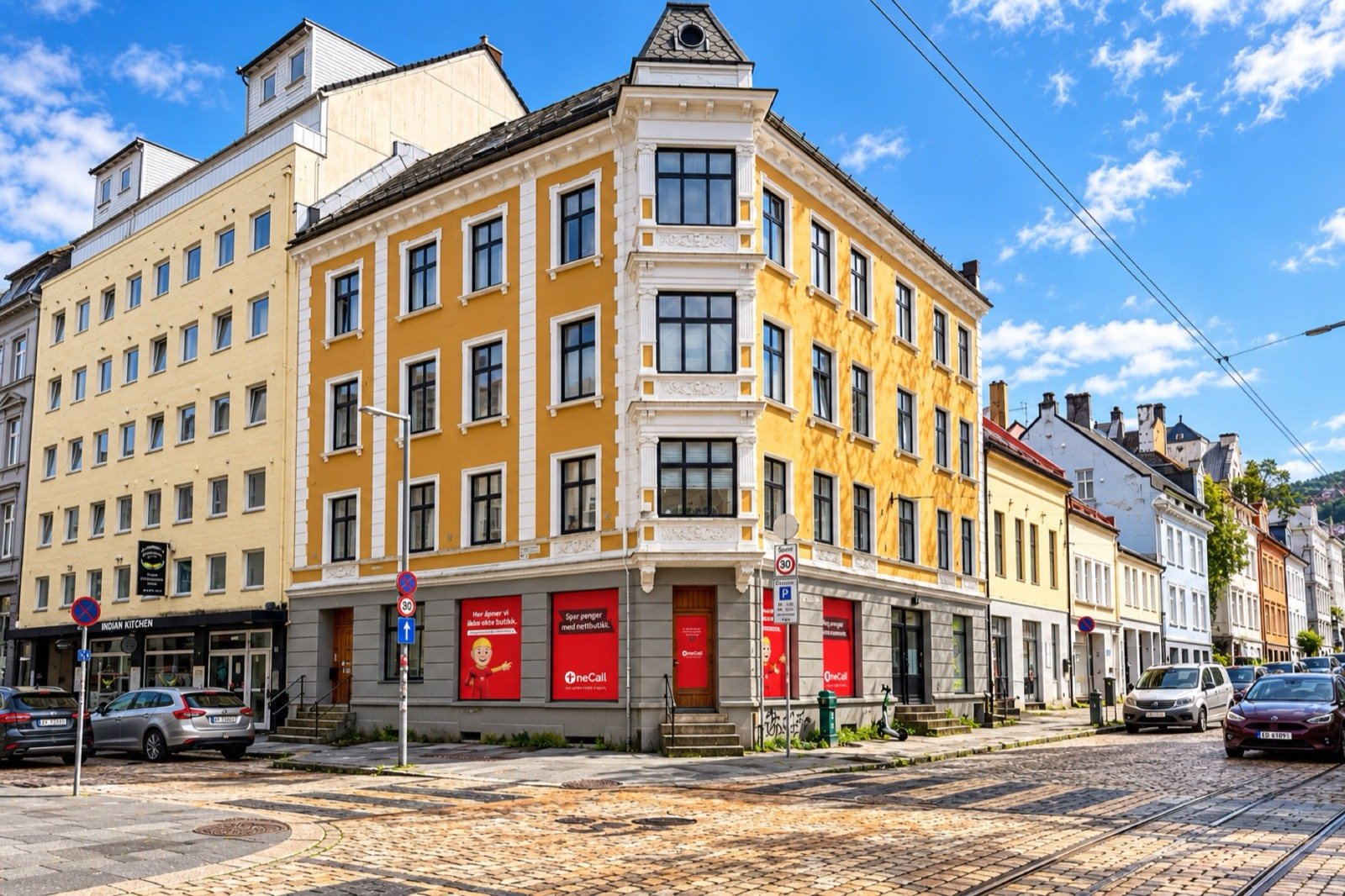Hjørnebygg i Bergen med røde OneCall-vinduer
