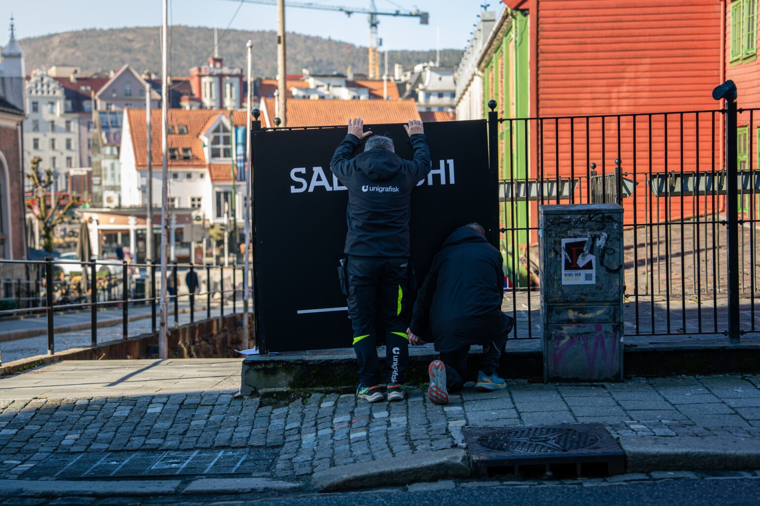 Montører fra Unigrafisk på oppdrag i Bergen sentrum